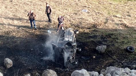 T­o­k­a­t­’­t­a­ ­u­ç­u­r­u­m­a­ ­d­e­v­r­i­l­e­n­ ­o­t­o­m­o­b­i­l­d­e­k­i­ ­3­ ­k­i­ş­i­ ­y­a­r­a­l­a­n­d­ı­